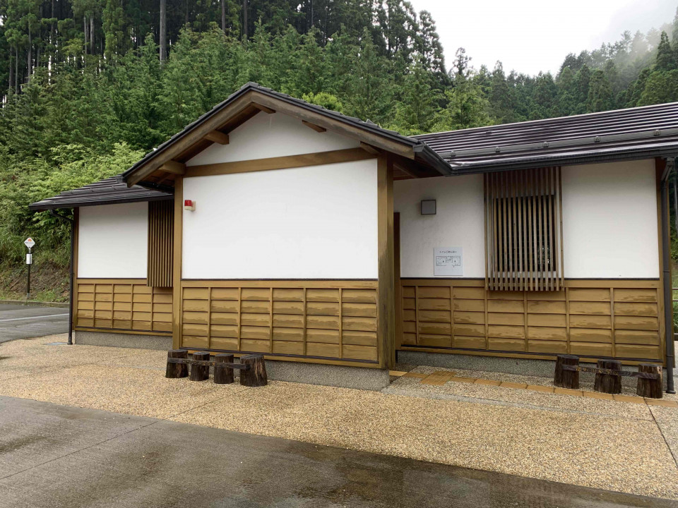 Exterior of the Dai-mon minami chushajo (Parking Lot) public restroom.